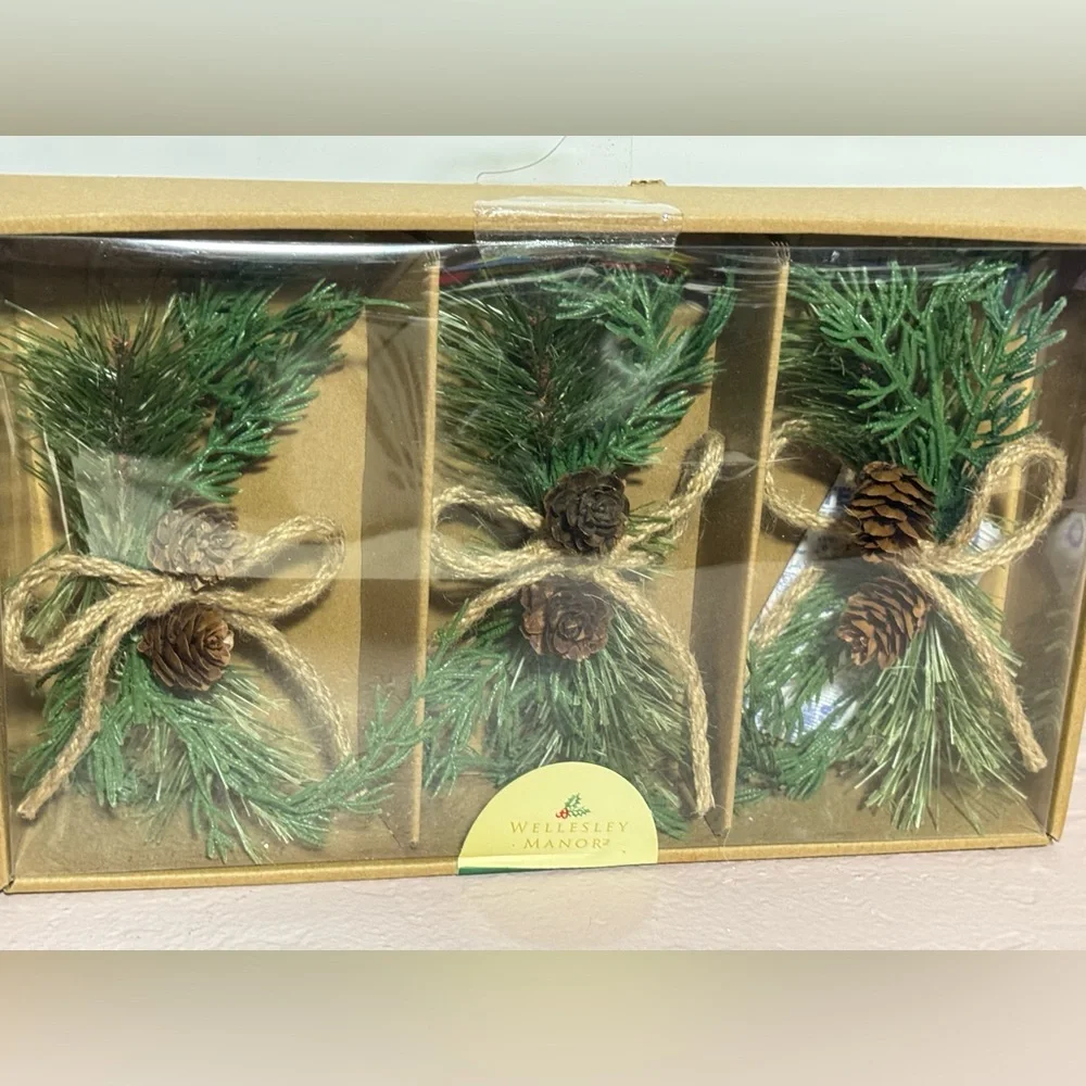 Green Pinecone Holiday Decor Set